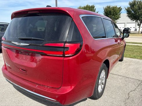 Used 2024 Chrysler Pacifica Touring-L FWD image 16