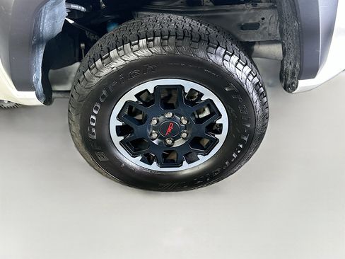 Used 2025 Toyota Tacoma TRD Off-Road image 11
