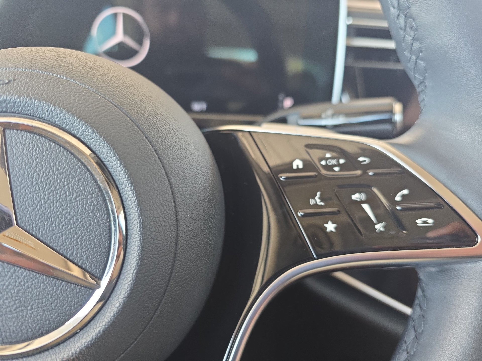 Used 2025 Mercedes-Benz E 350 4MATIC Sedan image 18