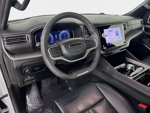 Used 2025 Jeep Wagoneer 2WD image 9