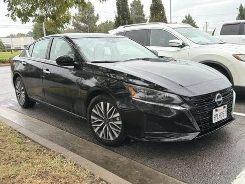 Used 2025 Nissan Altima 2.5 SV FWD image 3