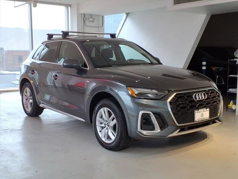 Used 2023 Audi Q5 2.0T Premium w/ Convenience Package image 3