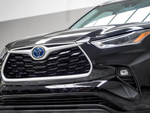 Used 2021 Toyota Highlander XLE FWD image 2