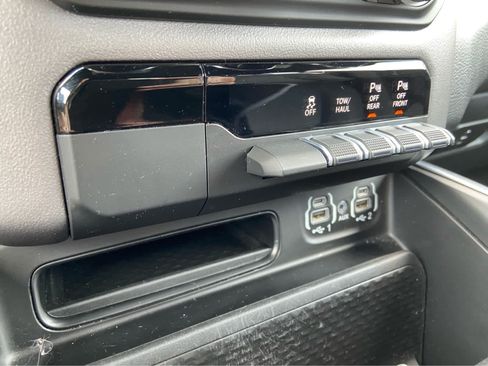 Used 2023 RAM 1500 Big Horn AWD/4WD image 32