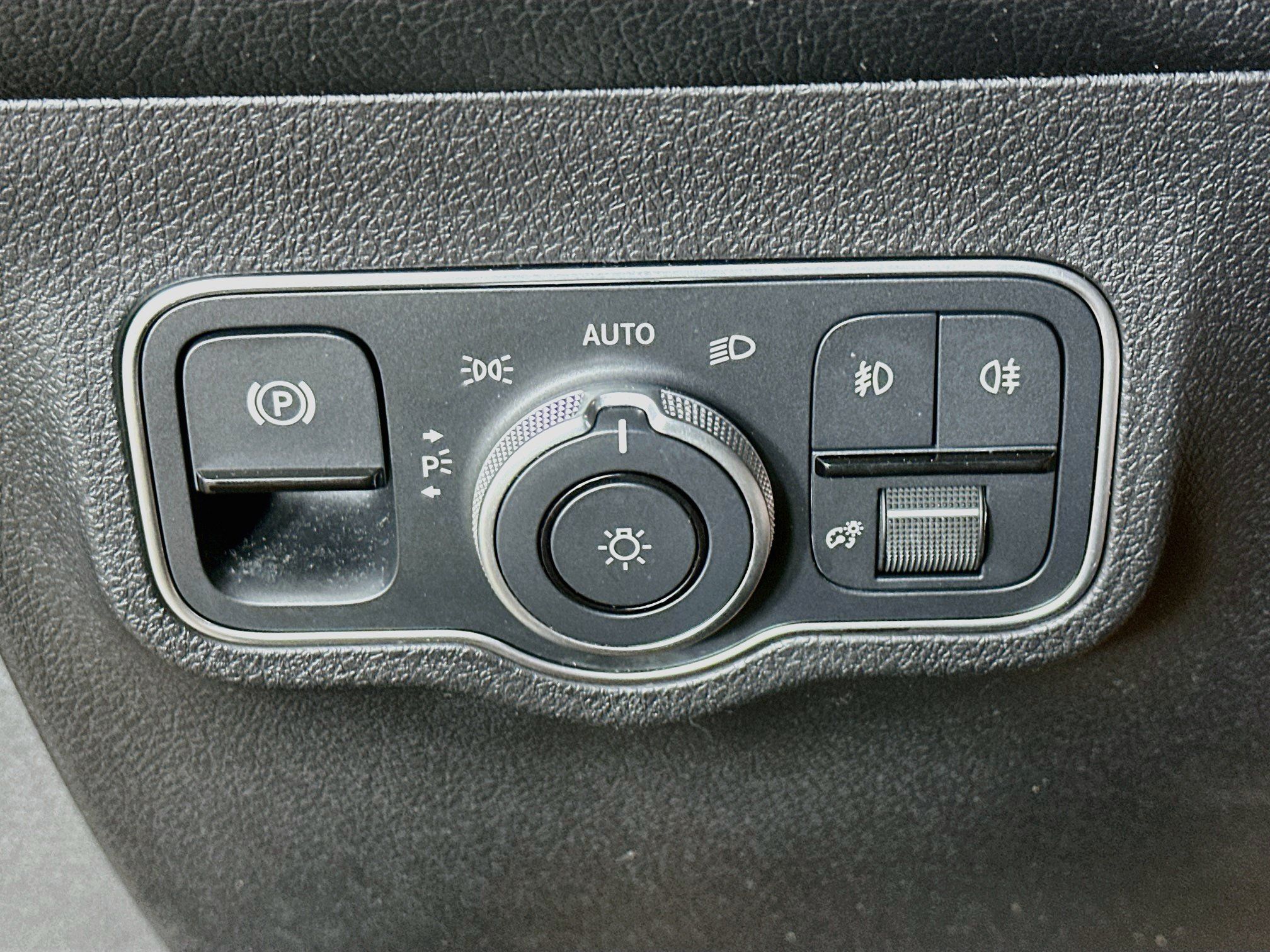Used 2023 Mercedes-Benz GLB 250 w/ Premium Package image 17