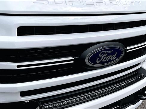 Used 2022 Ford F250 Lariat w/ Tremor Off-Road Package image 31