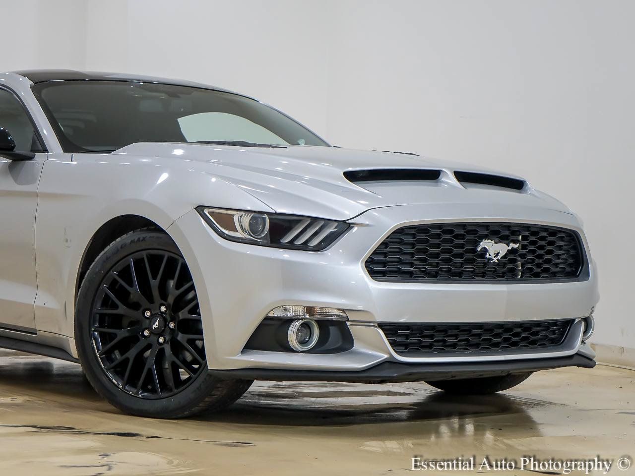 Used 2017 Ford Mustang Coupe RWD image 2