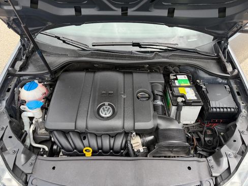 Used 2014 Volkswagen Golf 4-Door FWD image 9