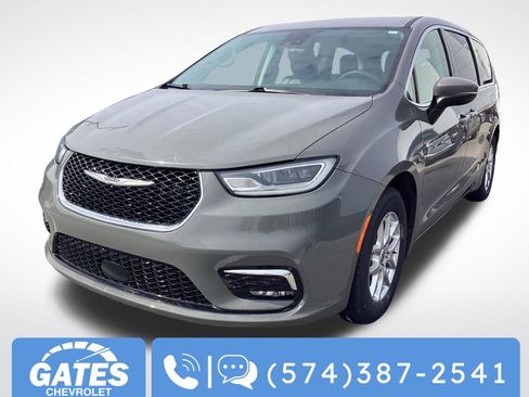 Used 2023 Chrysler Pacifica Touring-L FWD image 5