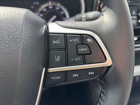 Used 2022 Toyota Highlander XLE AWD/4WD image 18