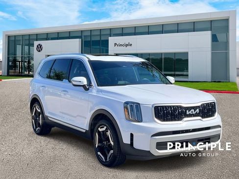 Used 2024 Kia Telluride EX w/ EX Captain's Chair Package FWD image 3