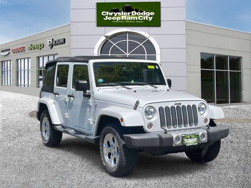 Used 2015 Jeep Wrangler Unlimited Sahara w/ Connectivity Group AWD/4WD image 4