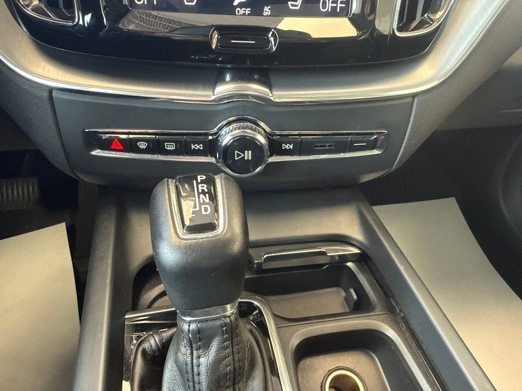 Used 2019 Volvo XC60 T5 Momentum w/ Multimedia Package AWD/4WD image 23