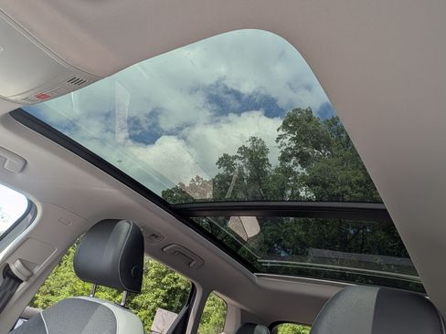 Used 2025 Volkswagen Taos SE w/ Panoramic Sunroof Package FWD image 15