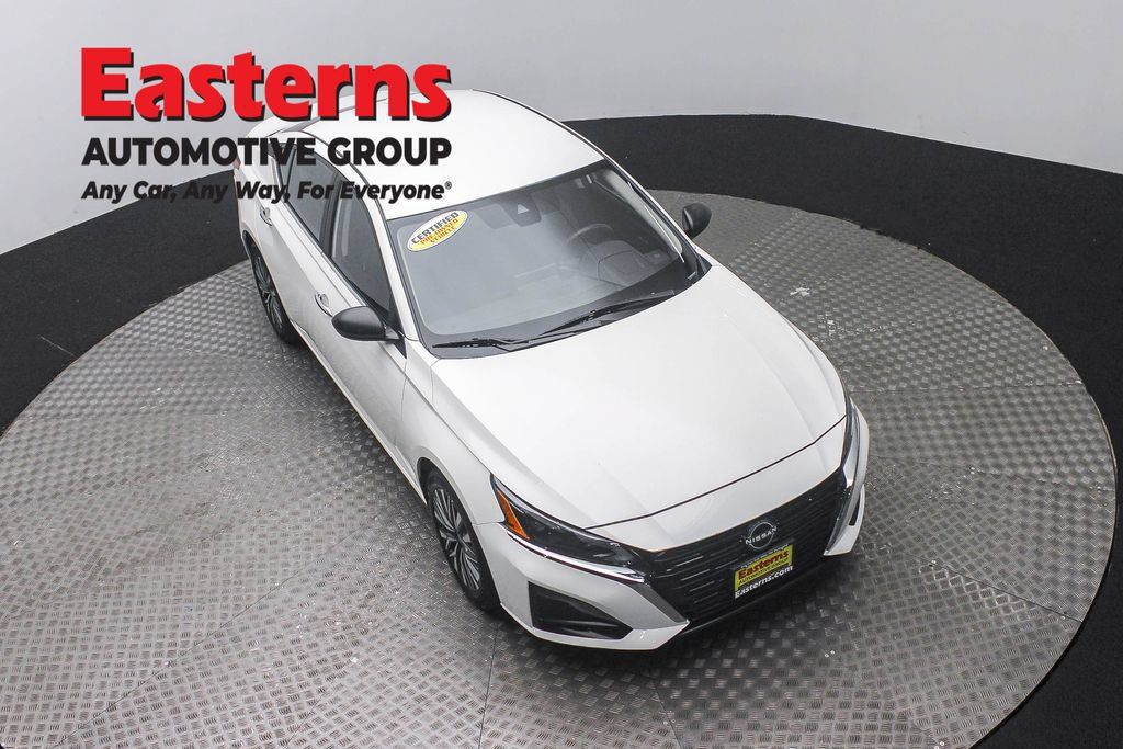 Used 2025 Nissan Altima 2.5 SV FWD image 3