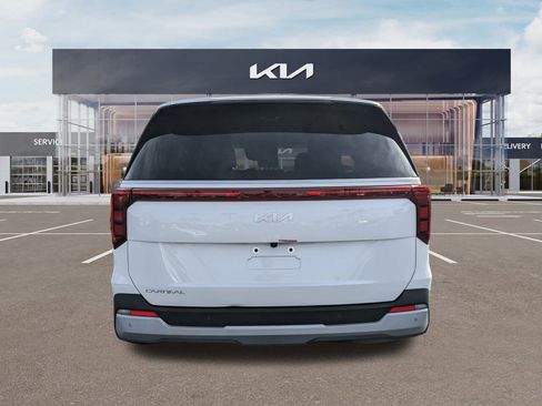 Used 2025 Kia Carnival image 5