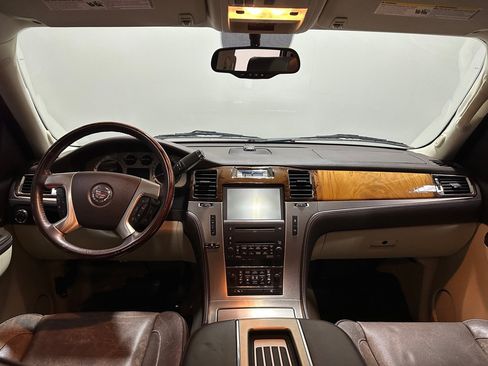 Used 2010 Cadillac Escalade Platinum AWD/4WD image 18