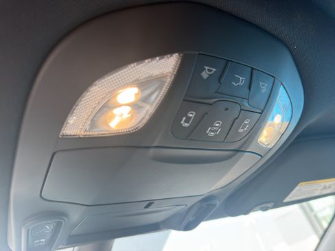 Used 2025 Chrysler Pacifica Limited FWD image 16