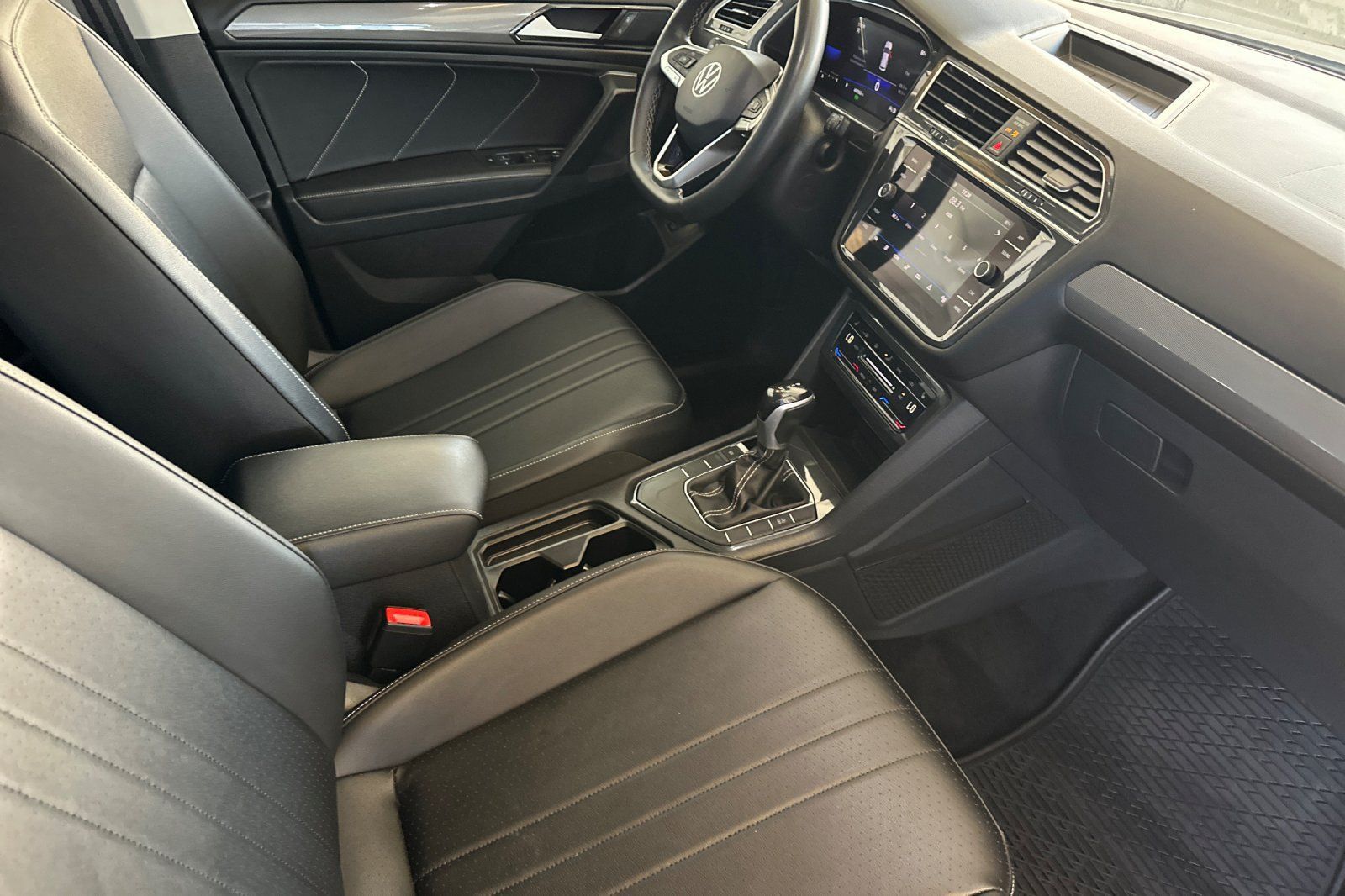 Used 2023 Volkswagen Tiguan SE w/ Panoramic Sunroof Package FWD image 17