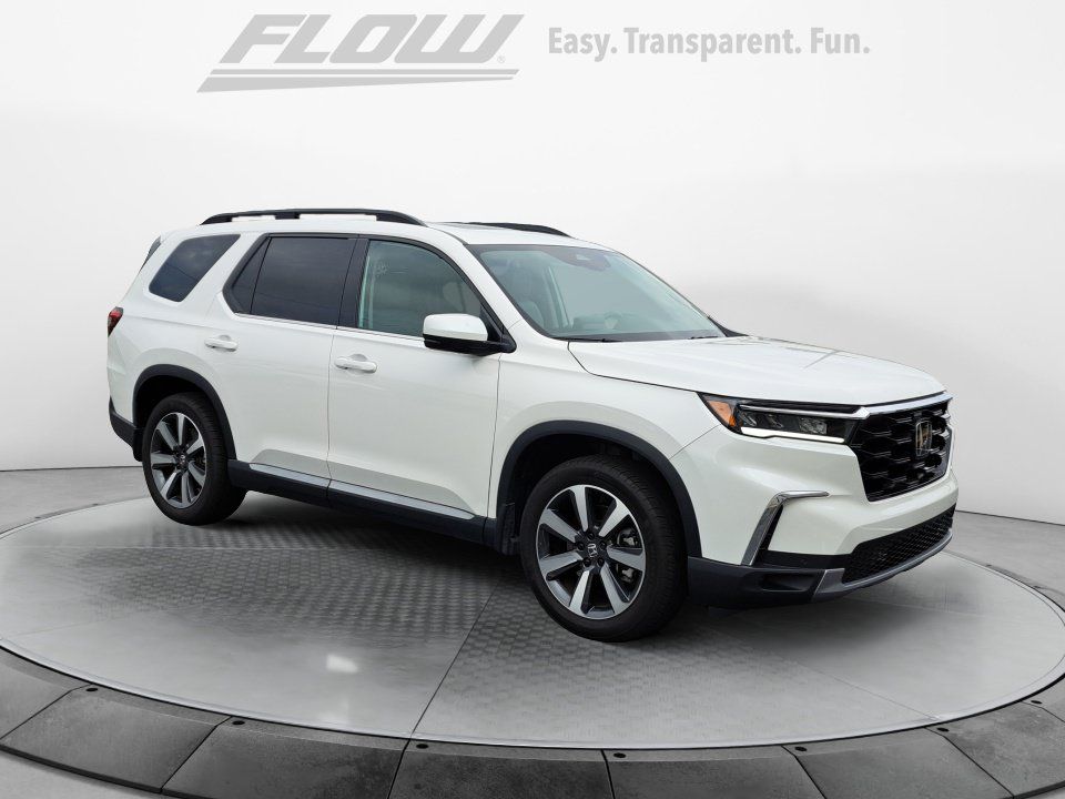 Used 2025 Honda Pilot Touring image 1