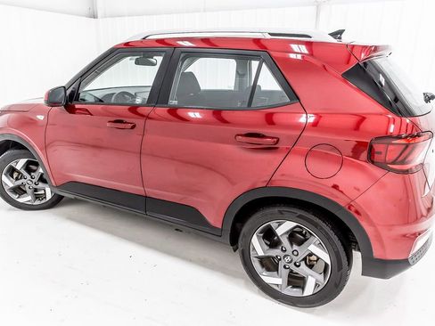 Used 2021 Hyundai Venue SEL w/ Cargo Package image 4