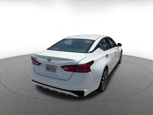 Used 2025 Nissan Altima 2.5 SV FWD image 11