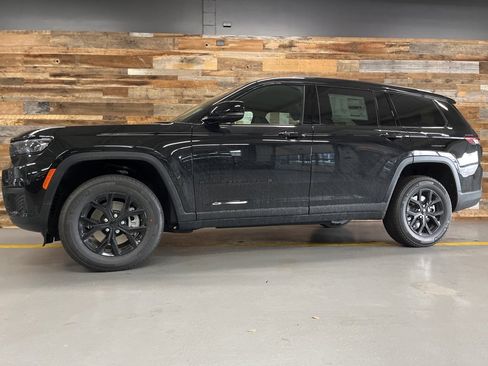 New 2025 Jeep Grand Cherokee L Altitude image 18