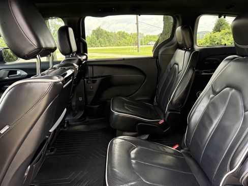 Used 2018 Chrysler Pacifica Limited w/ Advanced Safetytec Group FWD image 27