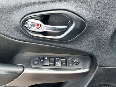 Used 2019 Jeep Cherokee Latitude Plus FWD image 17