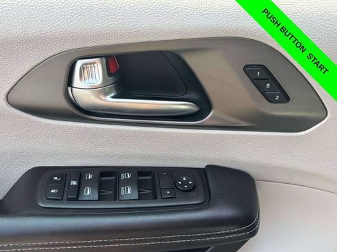 Used 2023 Chrysler Pacifica Touring-L FWD image 10