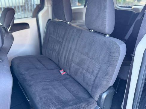 Used 2019 Dodge Grand Caravan SE image 23