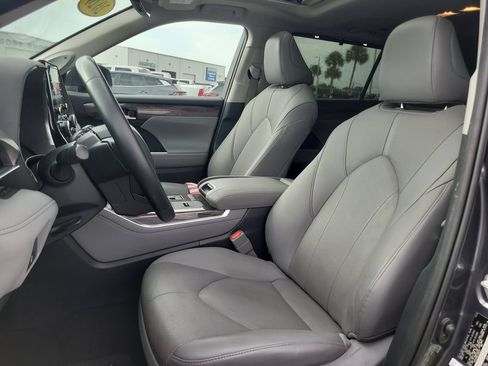 Used 2020 Toyota Highlander Limited FWD image 20