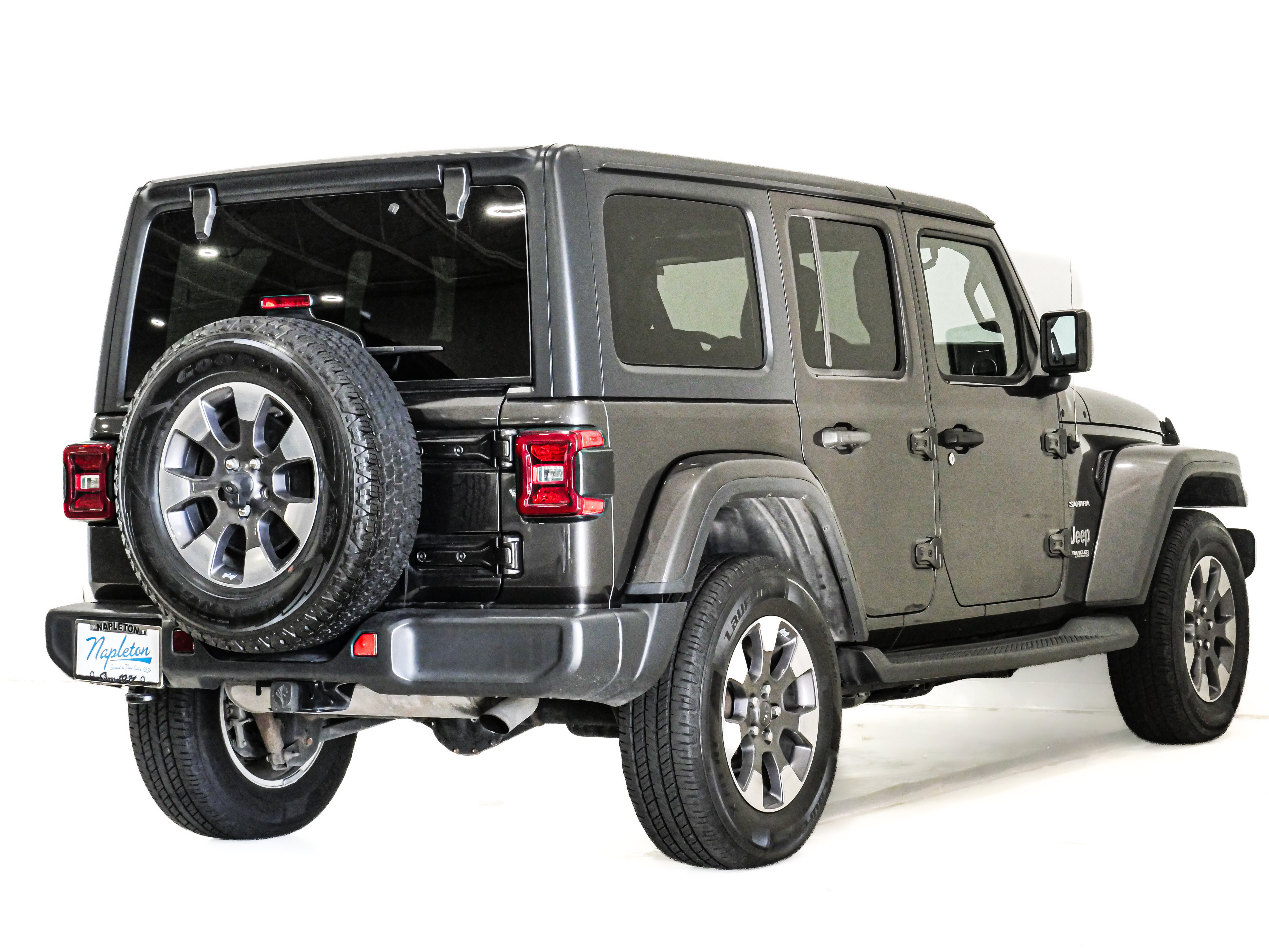 Used 2018 Jeep Wrangler Unlimited Sahara AWD/4WD image 7
