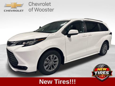Used 2022 Toyota Sienna LE FWD image 1