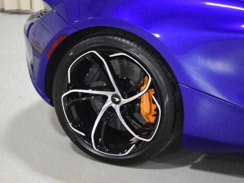 Used 2024 McLaren 750S Spider RWD image 17