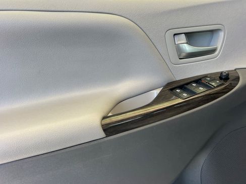 Used 2020 Toyota Sienna XLE Premium image 12