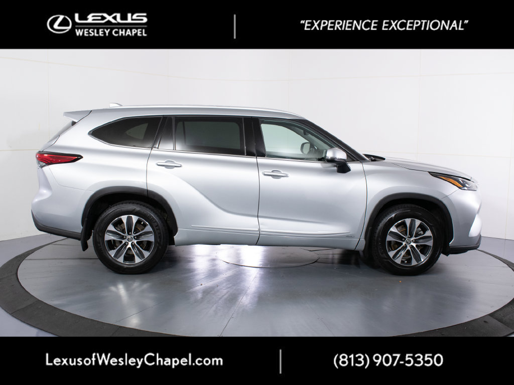 Used 2022 Toyota Highlander XLE AWD/4WD image 2