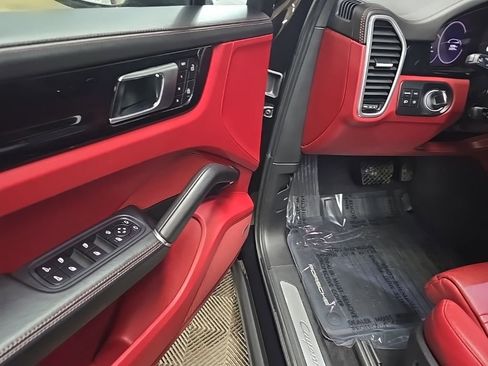 Used 2022 Porsche Cayenne Platinum Edition image 29