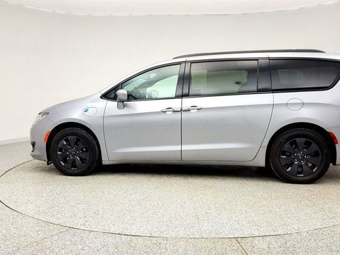 Used 2020 Chrysler Pacifica Touring-L w/ S Appearance Package FWD image 8