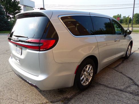 Used 2026 Chrysler Pacifica Select FWD image 9