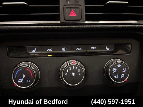 Used 2022 Volkswagen Taos SE w/ Panoramic Sunroof Package FWD image 20