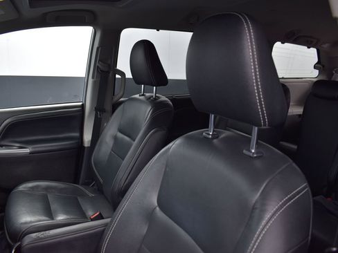Used 2019 Toyota Sienna SE image 11