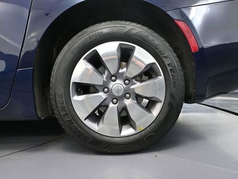 Used 2018 Chrysler Pacifica Limited w/ Advanced Safetytec Group FWD image 13
