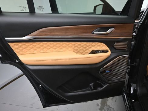 Used 2024 Jeep Grand Cherokee L Summit image 15