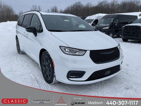 New 2026 Chrysler Pacifica Limited w/ Uconnect Theater Family Group image 1