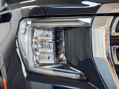 Used 2023 GMC Yukon XL SLT w/ SLT Premium Package image 9