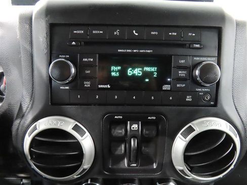 Used 2018 Jeep Wrangler Unlimited Sahara w/ Connectivity Group image 20