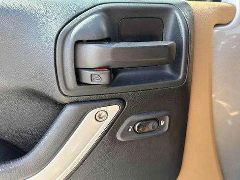 Used 2017 Jeep Wrangler Unlimited Sahara w/ Connectivity Group AWD/4WD image 11