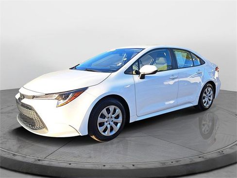 Used 2022 Toyota Corolla LE image 3