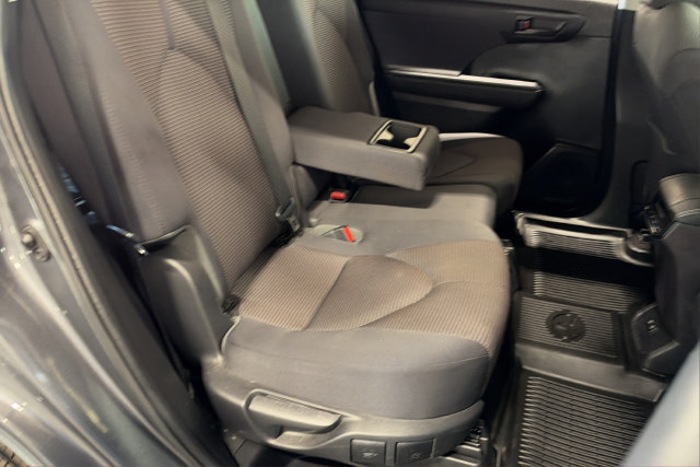 Used 2021 Toyota Highlander LE AWD/4WD image 24